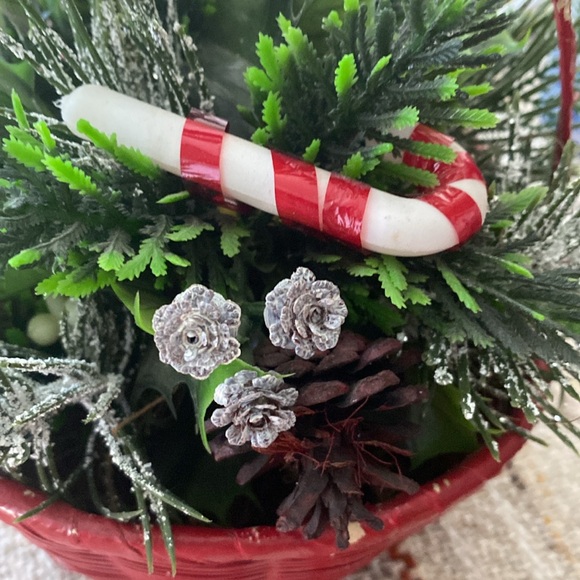 Vintage Christmas Basket With Flocked Santa - Picture 9 of 9
